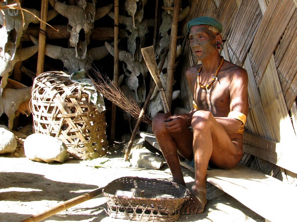 Το χωριό του τρόμου: Οι «κυνηγοί» κεφαλών που καπνίζουν όπιο όλη τη μέρα [εικόνες] | iefimerida.gr 8