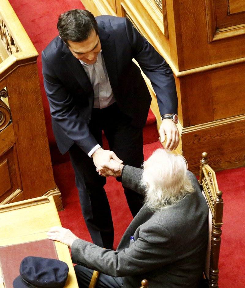 Η χειραψία του Τσίπρα με τον Μανώλη Γλέζο μετά από πάρα πολύ καιρό [εικόνες[ | iefimerida.gr 7