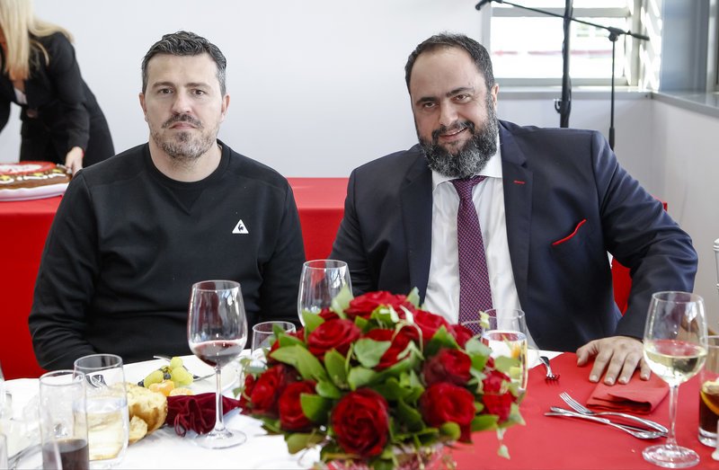 Ο Ολυμπιακός έκοψε την Πρωτοχρονιάτικη πίτα για το 2018 -Οι τυχεροί [εικόνες] | iefimerida.gr 0