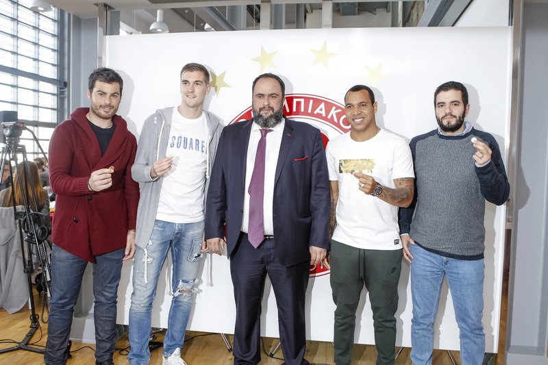 Ο Ολυμπιακός έκοψε την Πρωτοχρονιάτικη πίτα για το 2018 -Οι τυχεροί [εικόνες] | iefimerida.gr 1