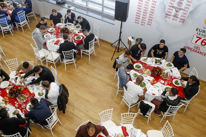 Ο Ολυμπιακός έκοψε την Πρωτοχρονιάτικη πίτα για το 2018 -Οι τυχεροί [εικόνες] | iefimerida.gr 3