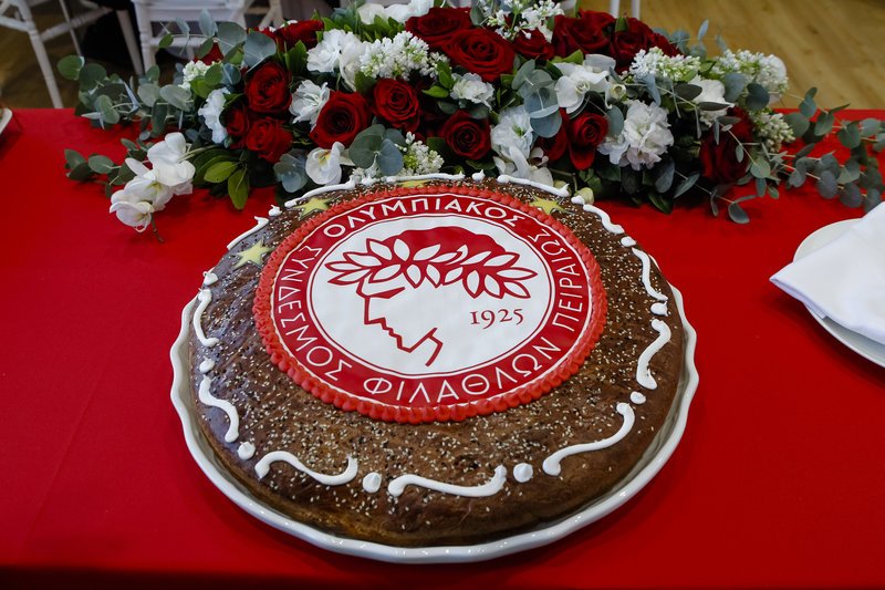Ο Ολυμπιακός έκοψε την Πρωτοχρονιάτικη πίτα για το 2018 -Οι τυχεροί [εικόνες] | iefimerida.gr 4
