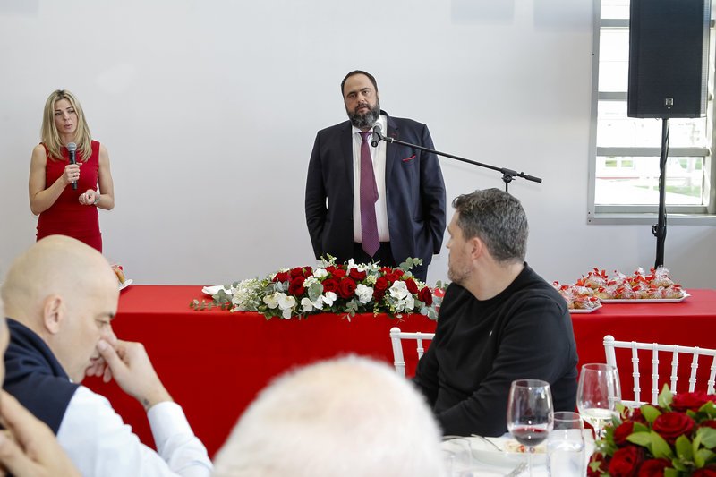 Ο Ολυμπιακός έκοψε την Πρωτοχρονιάτικη πίτα για το 2018 -Οι τυχεροί [εικόνες] | iefimerida.gr 5