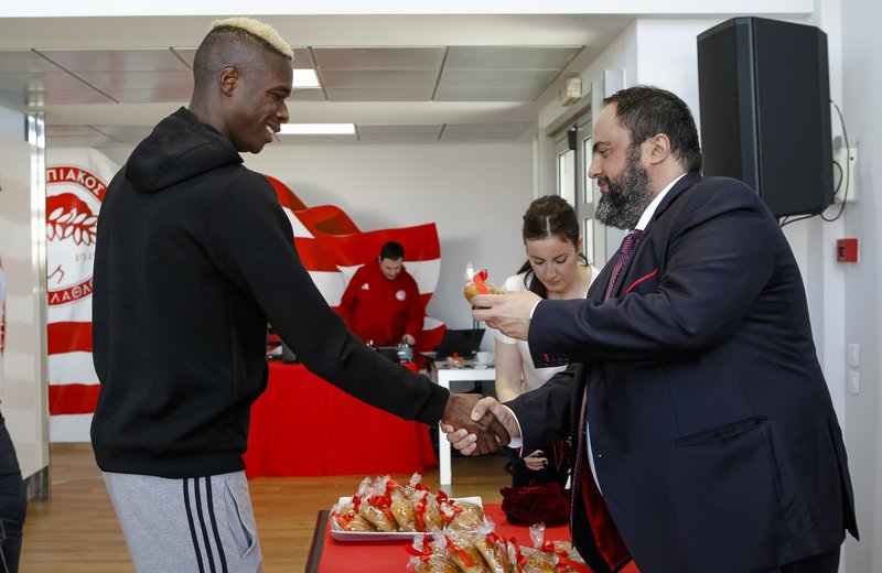 Ο Ολυμπιακός έκοψε την Πρωτοχρονιάτικη πίτα για το 2018 -Οι τυχεροί [εικόνες] | iefimerida.gr 7