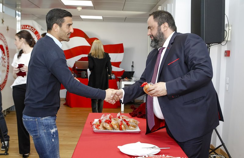 Ο Ολυμπιακός έκοψε την Πρωτοχρονιάτικη πίτα για το 2018 -Οι τυχεροί [εικόνες] | iefimerida.gr 8