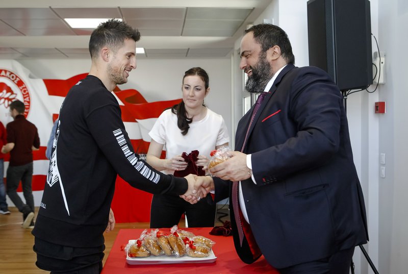 Ο Ολυμπιακός έκοψε την Πρωτοχρονιάτικη πίτα για το 2018 -Οι τυχεροί [εικόνες] | iefimerida.gr 9