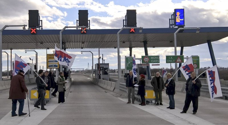 Διαμαρτυρία του ΠΑΜΕ στα διόδια Τρικάλων -Σήκωσαν τις μπάρες [εικόνες] | iefimerida.gr 1