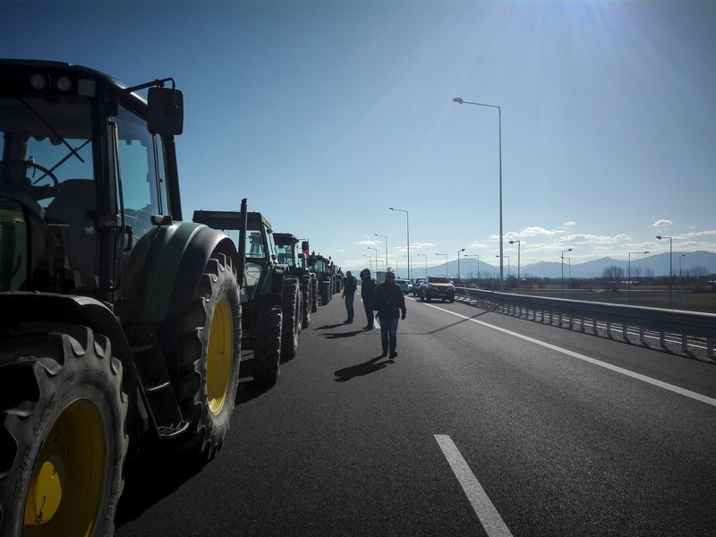 Το πρώτο αγροτικό μπλόκο στήθηκε στην Καρδίτσα - Εναλλακτικές διαδρομές για τα οχήματα [εικόνες] | iefimerida.gr 1