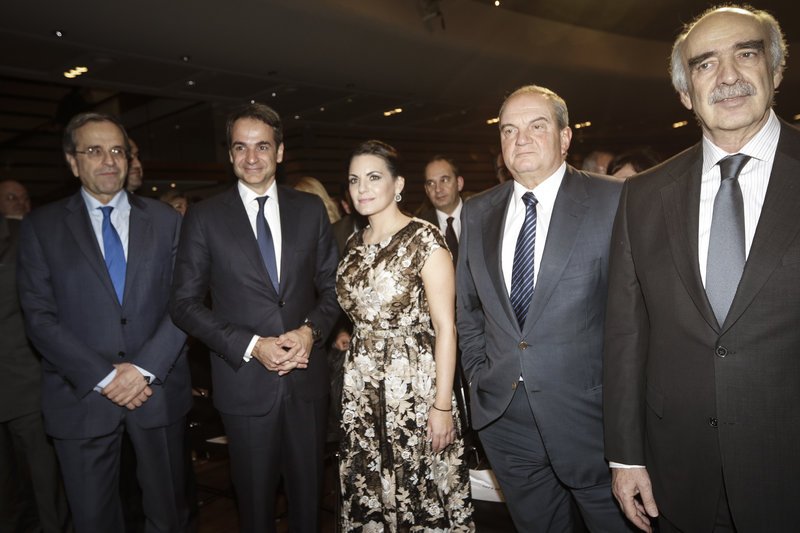 Ολος ο πολιτικός κόσμος τίμησε τη μνήμη του Γιάννη Κεφαλογιάννη -Συγκίνηση και πηγαδάκια [εικόνες] | iefimerida.gr 3