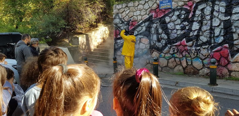 Η δράση ολοκληρώθηκε με την εφαρμογή ειδικού προστατευτικού υλικού που επιτρέπει τον εύκολο καθαρισμό παρόμοιων φθορών στο μέλλον