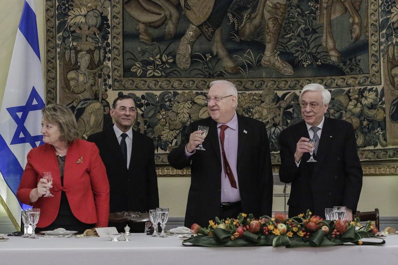 Με μαύρα outfits στο Προεδρικό Περιστέρα και Μαρέβα -Το κόκκινο σακάκι της Βλασίας Παυλοπούλου [εικόνες] | iefimerida.gr 8