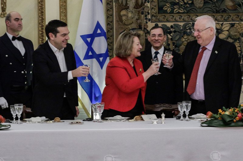 Με μαύρα outfits στο Προεδρικό Περιστέρα και Μαρέβα -Το κόκκινο σακάκι της Βλασίας Παυλοπούλου [εικόνες] | iefimerida.gr 9