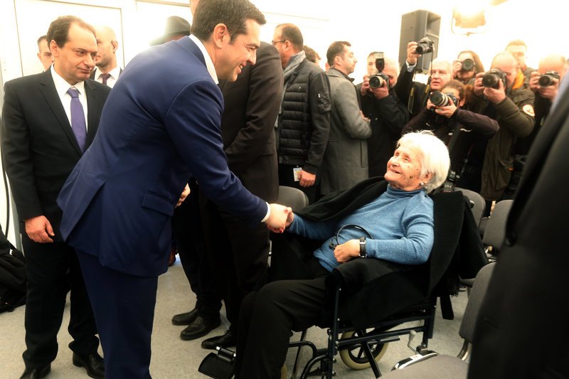 Ο Τσίπρας με φτυάρι, η Νοτοπούλου στα μπλε -Οσα έγιναν στην τελετή θεμελίωσης του Μουσείου Ολοκαυτώματος [εικόνες] | iefimerida.gr 10