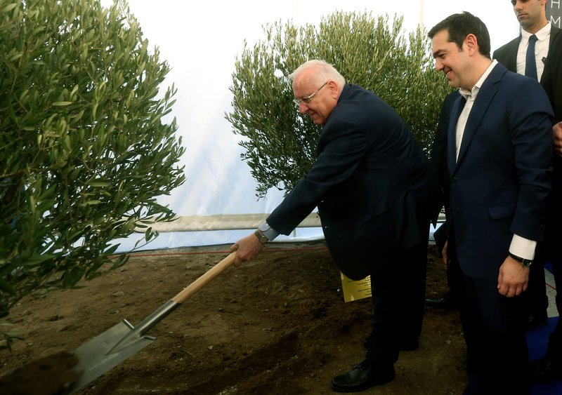 Ο Τσίπρας με φτυάρι, η Νοτοπούλου στα μπλε -Οσα έγιναν στην τελετή θεμελίωσης του Μουσείου Ολοκαυτώματος [εικόνες] | iefimerida.gr 1