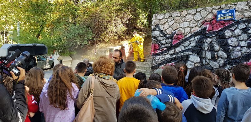 Αφαίρεσαν tags και μουντζούρες από την είσοδο του λόφου και τους γύρω τόπους με ειδικά πλυστικά συστήματα