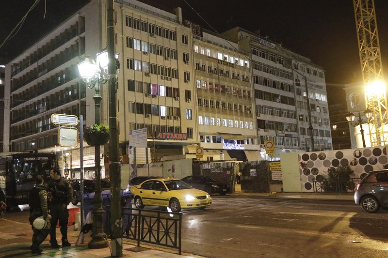 Επίθεση κουκουλοφόρων στα γραφεία της ΧΑ στον Πειραιά -Σπασμένες τζαμαρίες και ξύλο [εικόνες] | iefimerida.gr 0