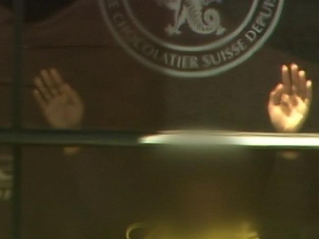 Ενοπλος κρατά ομήρους σε καφέ στο Σίδνεϊ -Υποψίες ότι πρόκειται για τζιχαντιστή τρομοκράτη [εικόνες & βίντεο] | iefimerida.gr 4