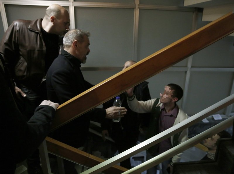 «Ντου» του Ρουβίκωνα σε εκδήλωση της νεολαίας ΣΥΡΙΖΑ με ομιλητή τον Τσακαλώτο [εικόνες & βίντεο] | iefimerida.gr 5