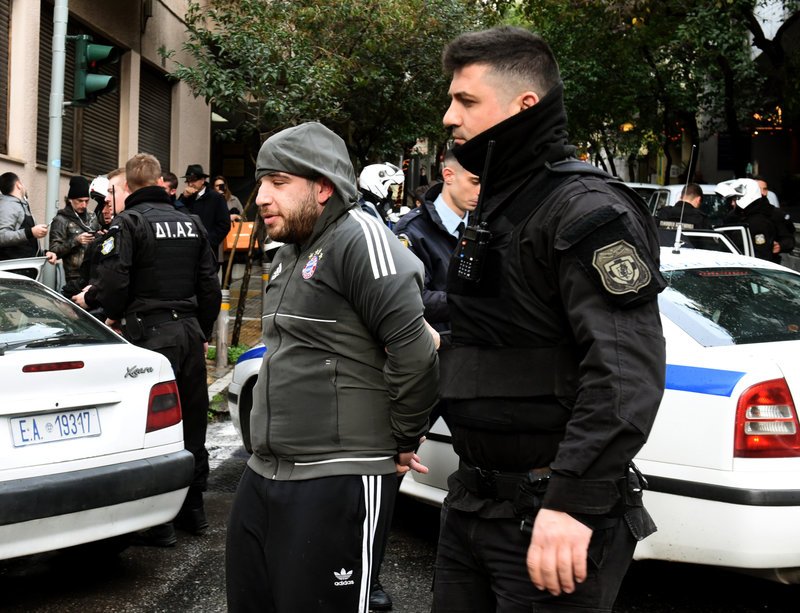 Επεισόδια στο Κολωνάκι -Οπαδοί της Ντιναμό Κιέβου έσπασαν καφέ και έδειραν Ρώσους [εικόνες & βίντεο] | iefimerida.gr 4