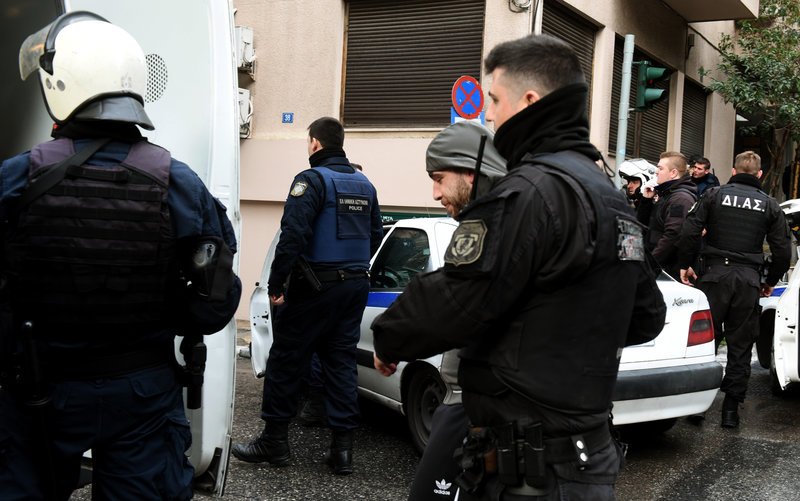 Επεισόδια στο Κολωνάκι -Οπαδοί της Ντιναμό Κιέβου έσπασαν καφέ και έδειραν Ρώσους [εικόνες & βίντεο] | iefimerida.gr 3