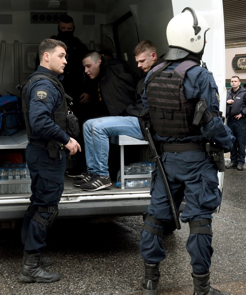 Επεισόδια στο Κολωνάκι -Οπαδοί της Ντιναμό Κιέβου έσπασαν καφέ και έδειραν Ρώσους [εικόνες & βίντεο] | iefimerida.gr 1