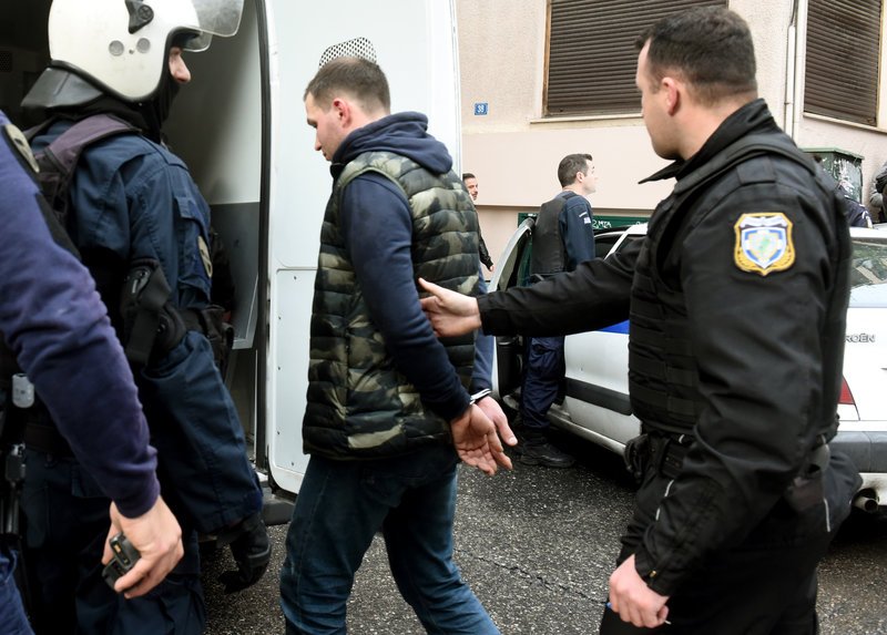 Επεισόδια στο Κολωνάκι -Οπαδοί της Ντιναμό Κιέβου έσπασαν καφέ και έδειραν Ρώσους [εικόνες & βίντεο] | iefimerida.gr 0