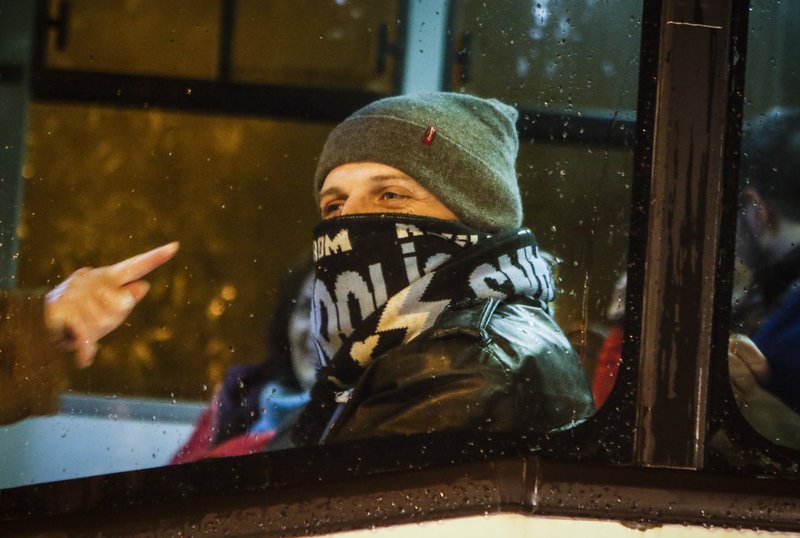 Συνοδεία ισχυρής αστυνομικής παρουσίας τα 4 πούλμαν Ουκρανών οπαδών στο ΟΑΚΑ [εικόνες] | iefimerida.gr 2