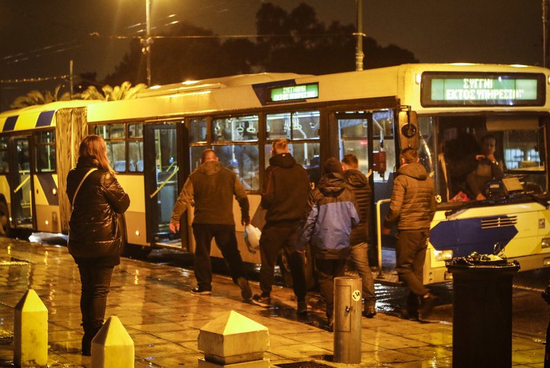 Συνοδεία ισχυρής αστυνομικής παρουσίας τα 4 πούλμαν Ουκρανών οπαδών στο ΟΑΚΑ [εικόνες] | iefimerida.gr 1