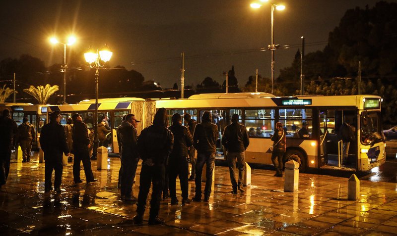 Συνοδεία ισχυρής αστυνομικής παρουσίας τα 4 πούλμαν Ουκρανών οπαδών στο ΟΑΚΑ [εικόνες] | iefimerida.gr 0