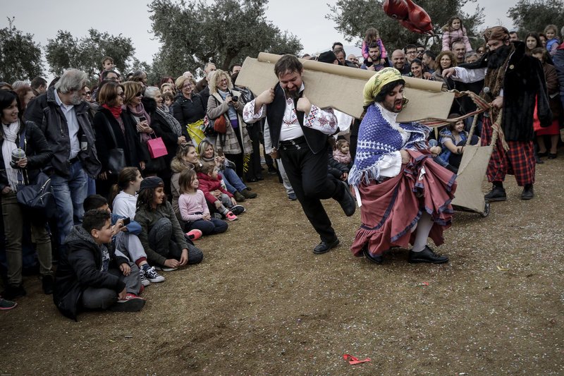 Κούλουμα στο Κέντρο Πολιτισμού Ιδρυμα Νιάρχος -Με ταραμά, χορούς και τραγούδια [εικόνες] | iefimerida.gr 8