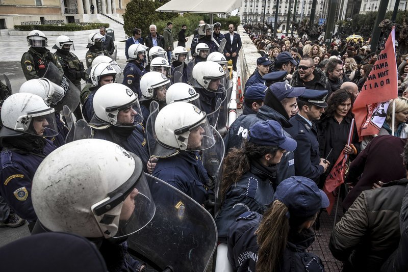 Ενταση έξω από τη Βουλή με εργαζόμενους στους παιδικούς σταθμούς [εικόνες] | iefimerida.gr 3