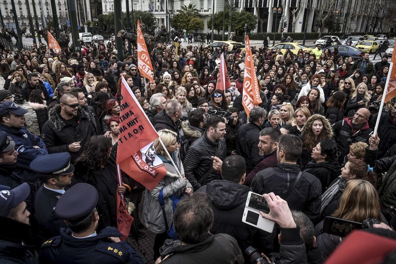 Ενταση έξω από τη Βουλή με εργαζόμενους στους παιδικούς σταθμούς [εικόνες] | iefimerida.gr 4