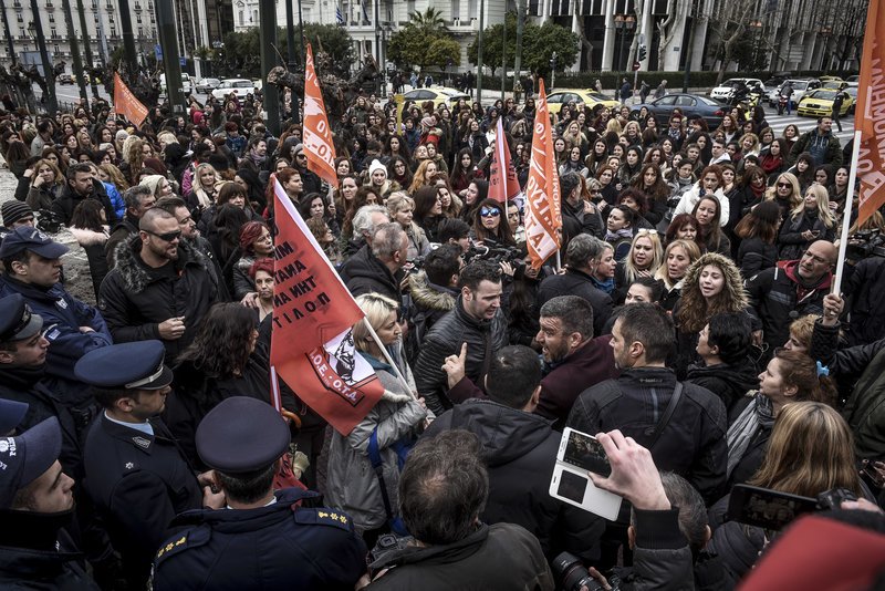 Ενταση έξω από τη Βουλή με εργαζόμενους στους παιδικούς σταθμούς [εικόνες] | iefimerida.gr 5