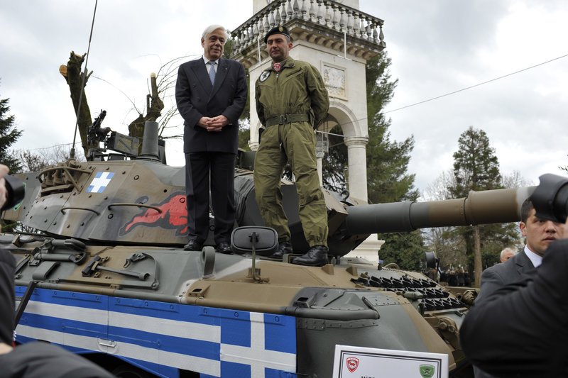 Ο Προκόπης Παυλόπουλος ανέβηκε σε τανκ στα Γιάννενα [εικόνες & βίντεο] | iefimerida.gr 1