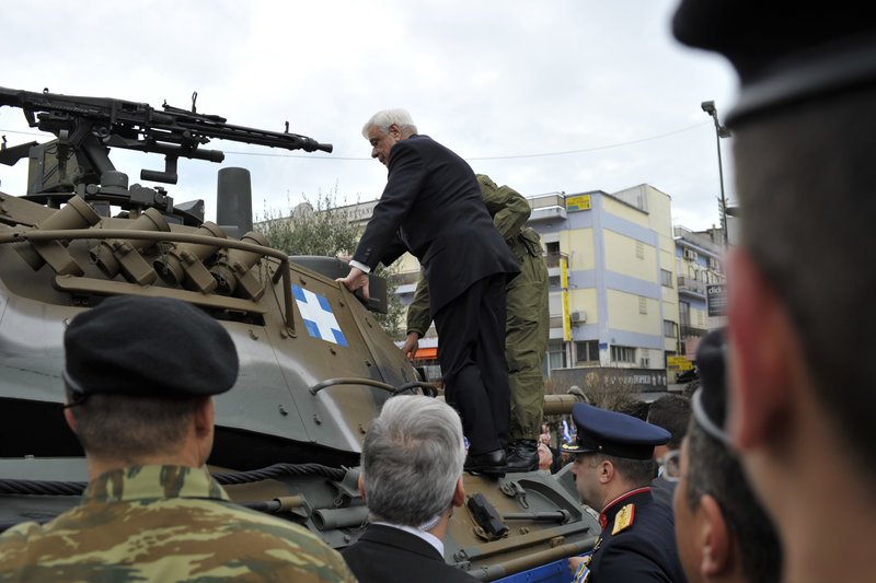 Ο Προκόπης Παυλόπουλος ανέβηκε σε τανκ στα Γιάννενα [εικόνες & βίντεο] | iefimerida.gr 6