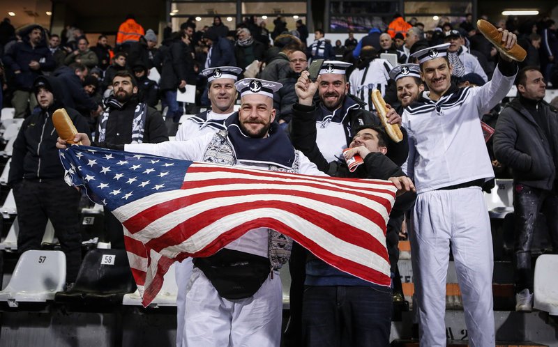 Σημαίες της Βουλγαρίας, των ΗΠΑ, ναύτες και... μηχανάκι στις εξέδρες της Τούμπας [εικόνες] | iefimerida.gr 1