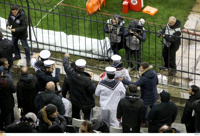 Σημαίες της Βουλγαρίας, των ΗΠΑ, ναύτες και... μηχανάκι στις εξέδρες της Τούμπας [εικόνες] | iefimerida.gr 0