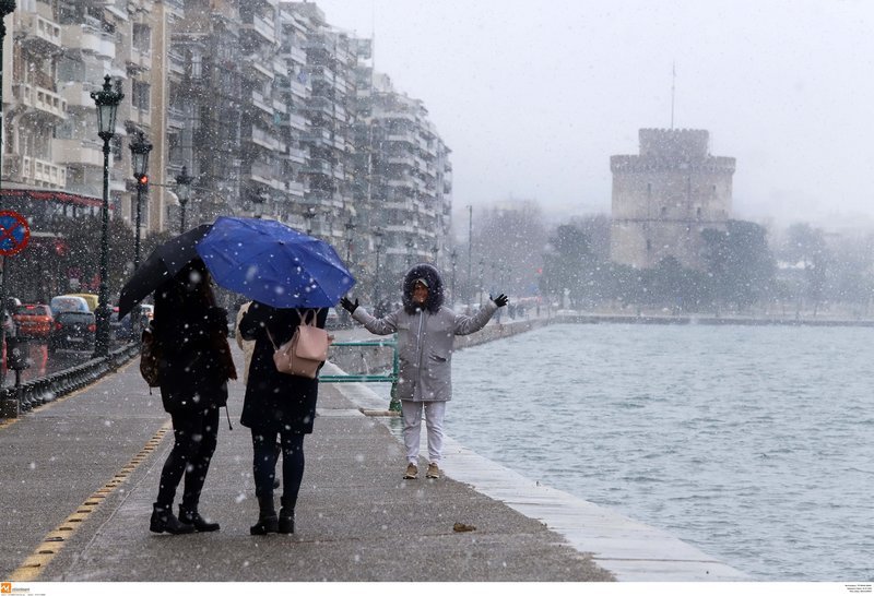 Χιόνι και στο κέντρο της Θεσσαλονίκης [εικόνες & βίντεο] | iefimerida.gr 6