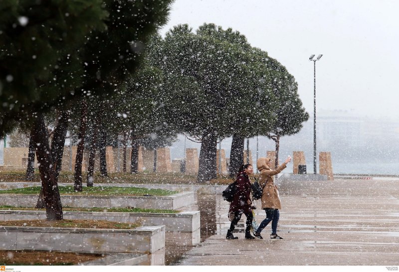 Χιόνι και στο κέντρο της Θεσσαλονίκης [εικόνες & βίντεο] | iefimerida.gr 10