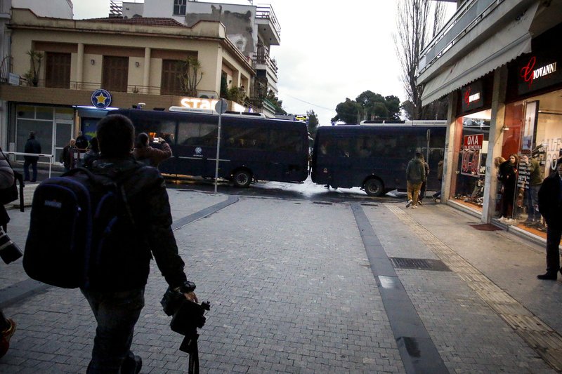 Τρίπολη: Ενταση και χημικά έξω από το Περιφερειακό Συνέδριο όπου μίλησε  ο Τσίπρας [εικόνες & βίντεο] | iefimerida.gr 9