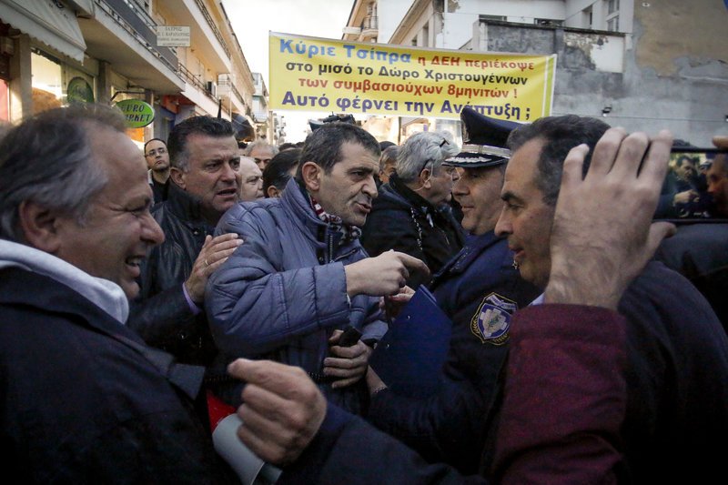 Τρίπολη: Ενταση και χημικά έξω από το Περιφερειακό Συνέδριο όπου μίλησε  ο Τσίπρας [εικόνες & βίντεο] | iefimerida.gr 8