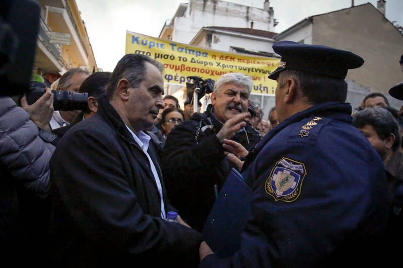 Τρίπολη: Ενταση και χημικά έξω από το Περιφερειακό Συνέδριο όπου μίλησε  ο Τσίπρας [εικόνες & βίντεο] | iefimerida.gr 7