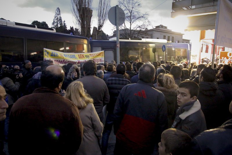 Τρίπολη: Ενταση και χημικά έξω από το Περιφερειακό Συνέδριο όπου μίλησε  ο Τσίπρας [εικόνες & βίντεο] | iefimerida.gr 5
