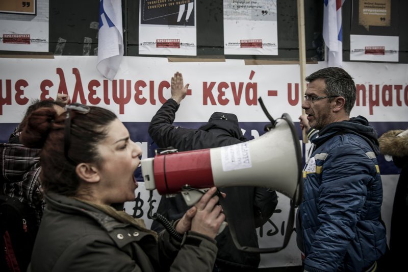 Επεισόδια και χημικά στο υπουργείο Παιδείας ανάμεσα σε εκπαιδευτικούς και ΜΑΤ [εικόνες & βίντεο] | iefimerida.gr 21