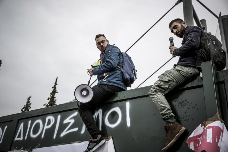 Επεισόδια και χημικά στο υπουργείο Παιδείας ανάμεσα σε εκπαιδευτικούς και ΜΑΤ [εικόνες & βίντεο] | iefimerida.gr 19