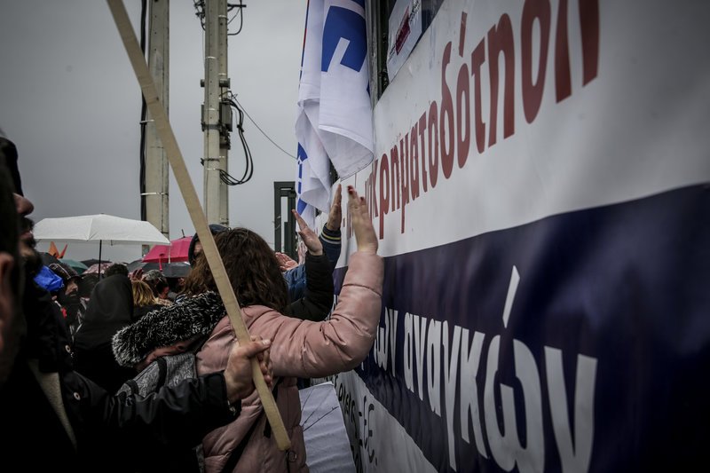 Επεισόδια και χημικά στο υπουργείο Παιδείας ανάμεσα σε εκπαιδευτικούς και ΜΑΤ [εικόνες & βίντεο] | iefimerida.gr 18