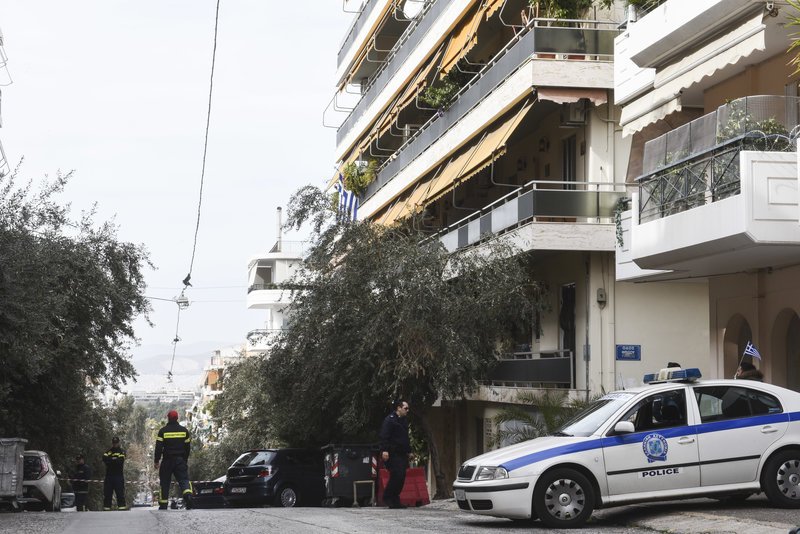 Παγκράτι: Εντοπίστηκαν 2 χειροβομβίδες έξω από πολυκατοικία [βίντεο] | iefimerida.gr 2