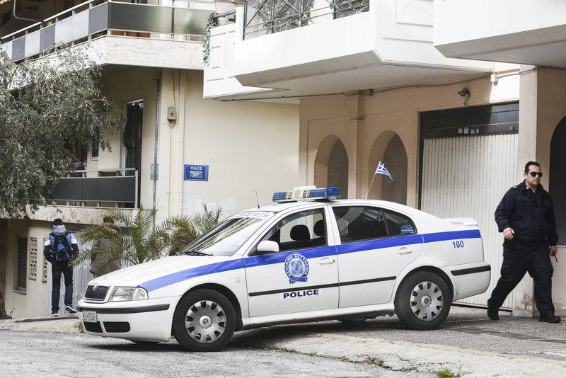 Παγκράτι: Εντοπίστηκαν 2 χειροβομβίδες έξω από πολυκατοικία [βίντεο] | iefimerida.gr 3