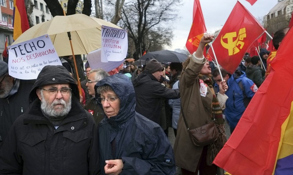 Χιλιάδες Ισπανοί στους δρόμους -Πορείες «αξιοπρέπειας» και κατά της λιτότητας | iefimerida.gr 0