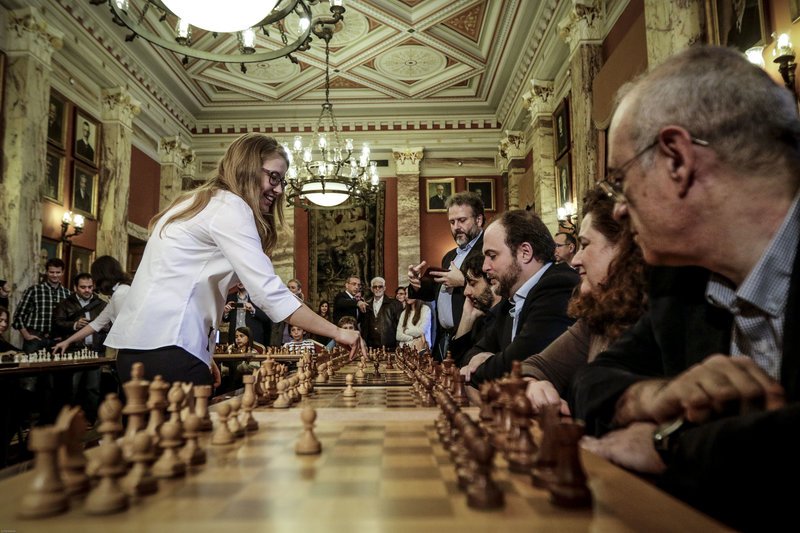 Στη Βουλή το έριξαν στο σκάκι [εικόνες] | iefimerida.gr 1